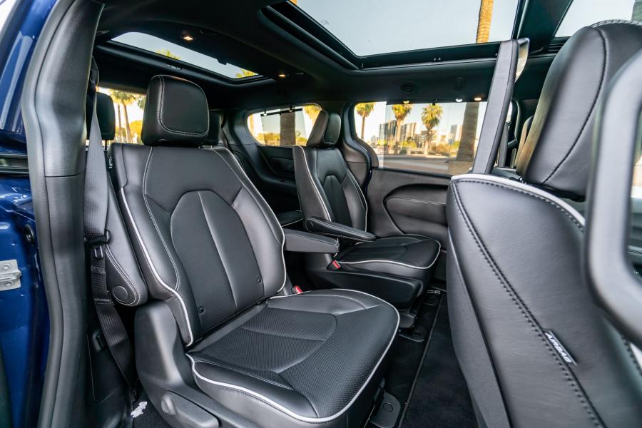 Интерьер Chrysler Pacifica Hybrid S Appearance Package (RU) 2018 года  (фото 10 из 33)